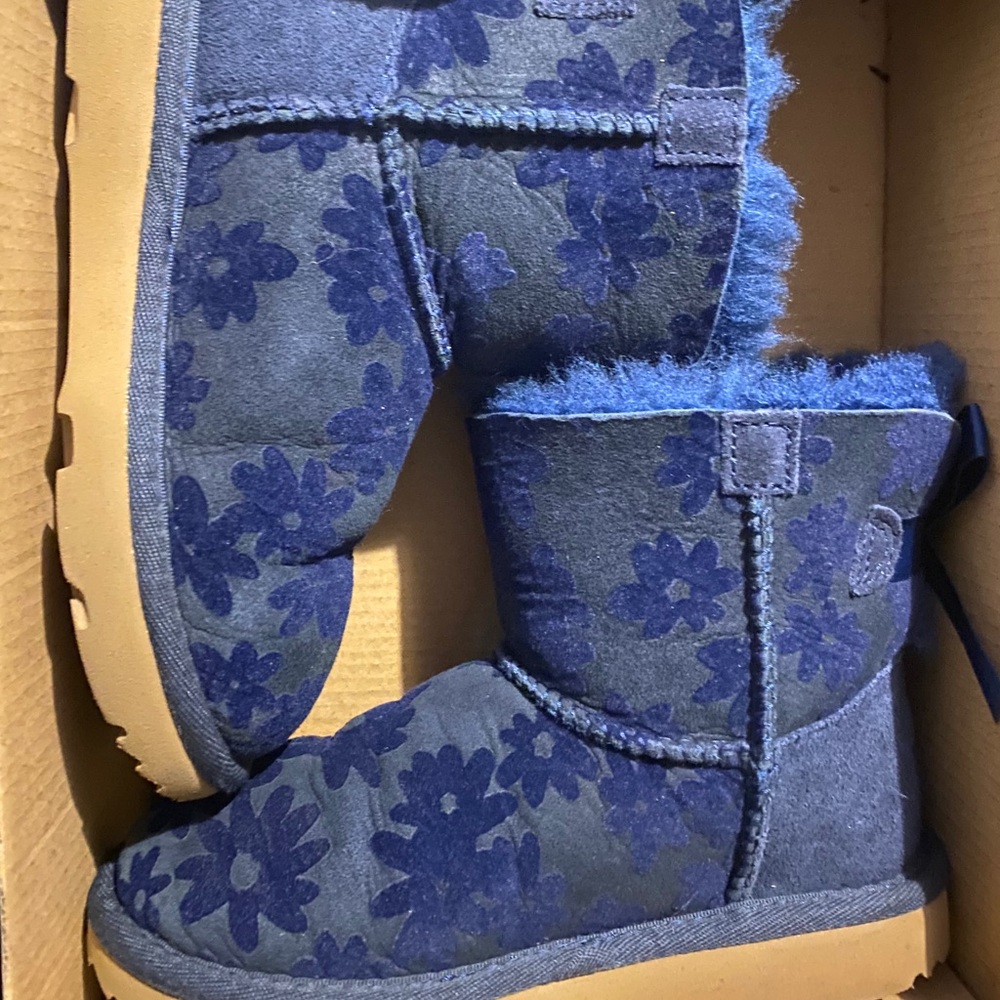 UGG kids flower boots - Picture 2 of 6